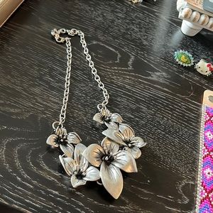 Chunky flower necklace.